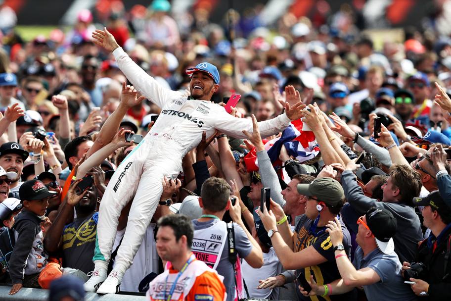 Per Hamilton dopo il podio anche il bagno di folla in mezzo ai suoi tifosi.  Getty 